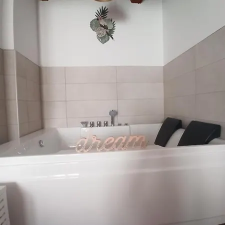 Dreams Con Jacuzzi Apartment